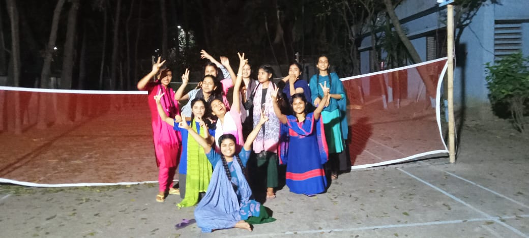 মৈত্রী হলে গনরুমে আমাদের ফিস্টি 